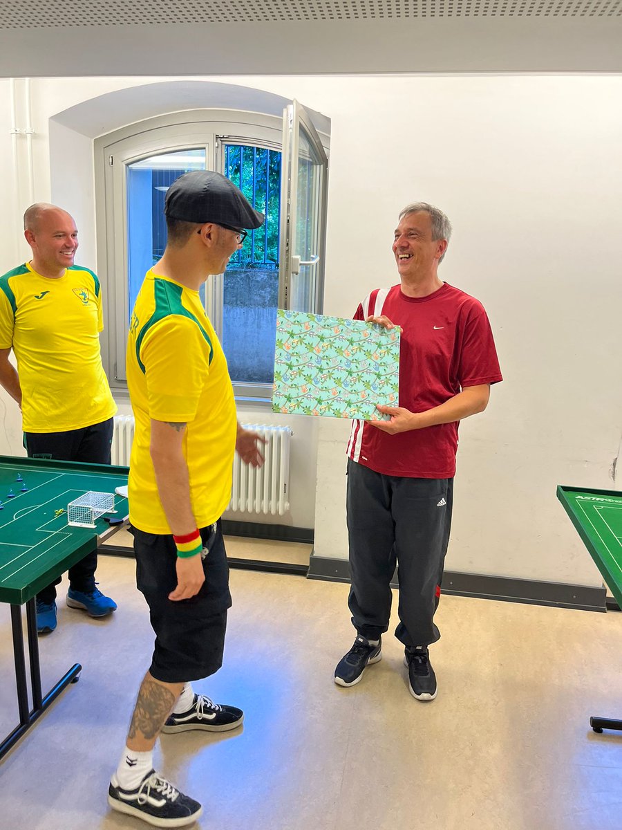 Sg94H's tweet photo. Neue Saison, Neue Turniere

Donnerstag luden wir zum Pokal Drugova ("Pokal der Freundschaft") zu Ehren der Subbuteo-Spieler mit yugoslawischem Hintergrund ein.

Die 2 Finalisten Fred und Edin begaben sich dann Samstag in die Niederlande um am "Top of Holland" teilzunehmen. https://t.co/mWnVLq3GZU