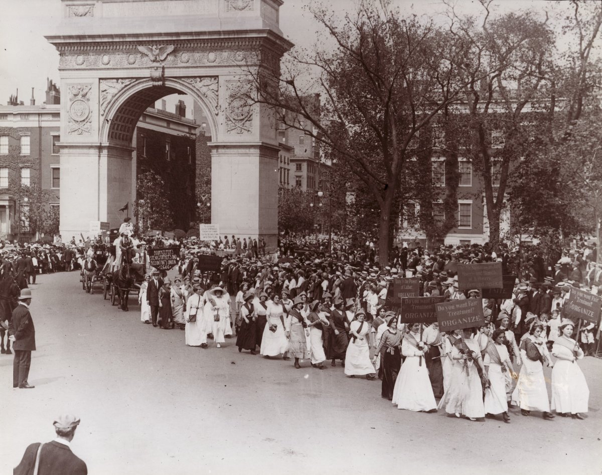 urbanarchiveny's tweet photo. Happy #LaborDay! Here is a Labor Day Parade in 1912 marching through the Washington Square Park Arch. The signage the women are holding says, "Do you want Fair Treatment? ORGANIZE!"
๐ธ: via #GVSHP
#UrbanArchive #LaborDayParade #LaborHistory #Workers #Organize #Unions #UnionLabor https://t.co/8v0UJUZubZ
