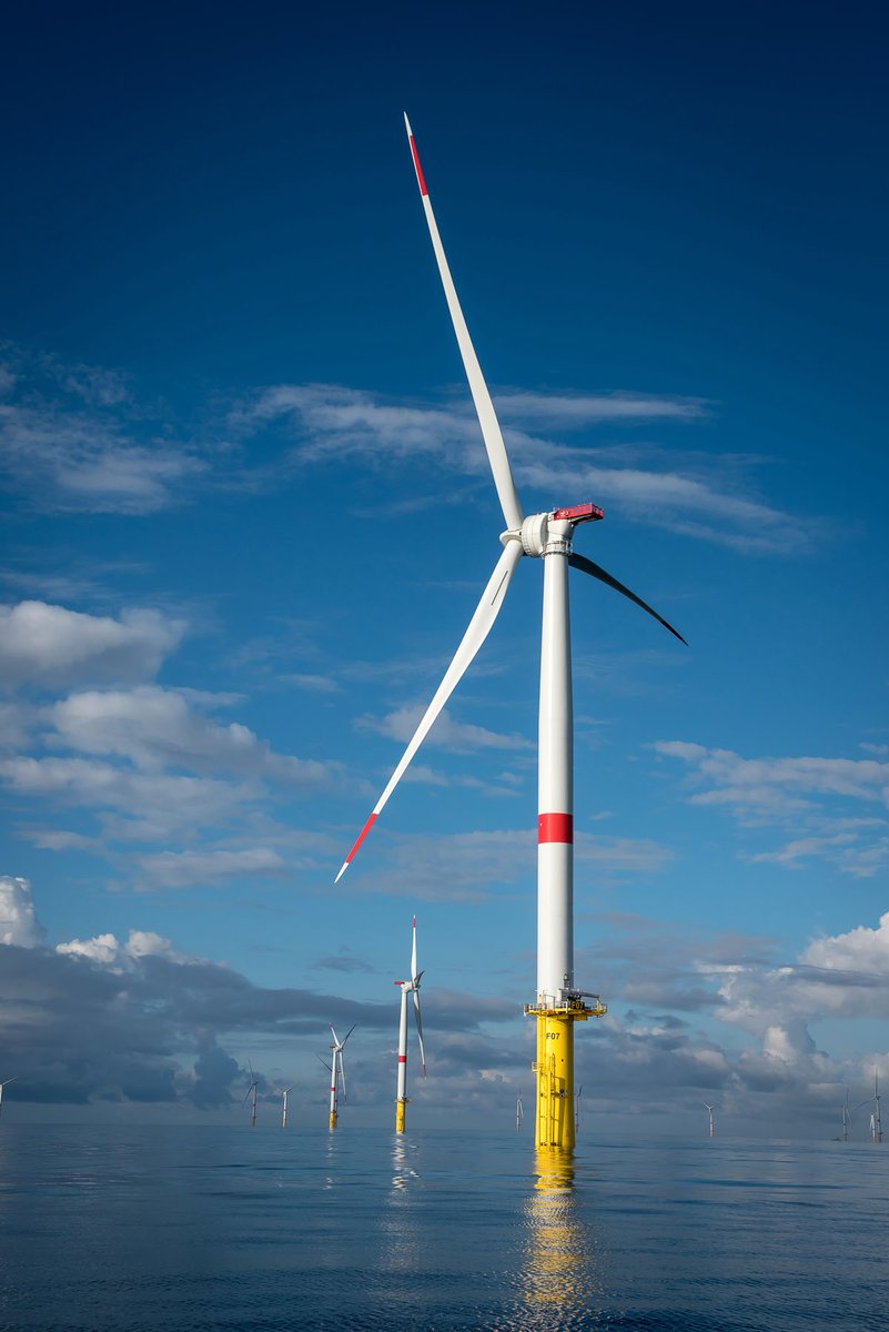 EolienMerSNA's tweet photo. 📶100% des éoliennes sont désormais en place 👍 Les 80 éoliennes du #ParcEolienEnMerStNazaire sont installées. Félicitations aux équipes mobilisées à terre comme en mer. 👷‍♀️👷‍♂️
Le raccordement est en cours pour une mise en service d’ici fin 2022 ⚡
📷 : @AgenceCAPA https://t.co/I5sMC6Hw0T