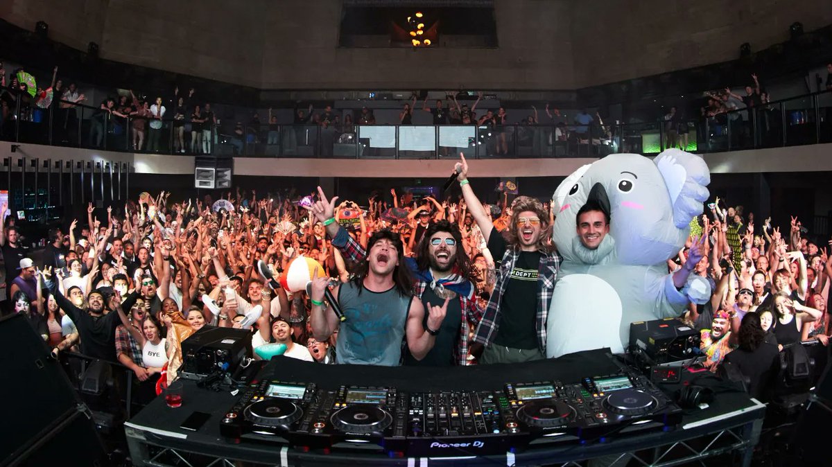 Toneshifterz's tweet photo. 3 blokes, 2 countries, 1 weekend 😎
VANCOUVER &amp; LA thank you for raging with us, we love you guys! 🫶

#3blokes #toneshifterz #codeblack #audiofreq #aussie #hardstyle #djs #vancouver #losangeles #basscon #exchangela #harbourevents #tourlife https://t.co/Rv73n9iuFV