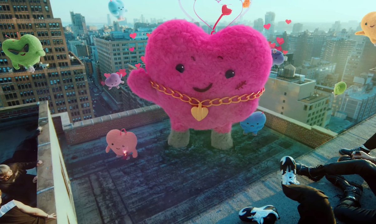 maxi dent = büyük diş = yirmilik dişi yani mv sonundaki büyük pembe şey. 
korecede yirmilik diş = sarangni
ni'yi kaldırırsak “sarang” = aşk 
8 harf = I LOVE YOU (seni seviyorum)