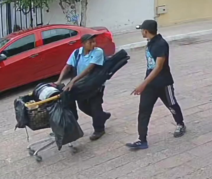 aloqro's tweet photo. Cuidado Colonia Cimatario, está mañana, estos dos sujetos andan abriendo autos y revisando todo lo que puedan robarse @SSPMQueretaro @ColCimatario https://t.co/svGWzMDPDa