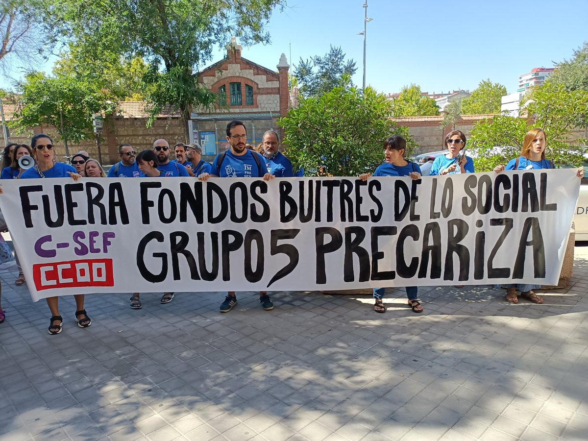 PODEMOSUsera's tweet photo. Hemos acompañado a  @podemosmad y a @SuperRoStar y a @litzirj en la concentración de las trabajadoras de los centros de atención a la Infancia que llevan ya 60 días de huelga.
@madrid expulsa a los fondos buitres de lo social.

Apoyamos a @HuelgaGrupo5. https://t.co/jgc8t48qII