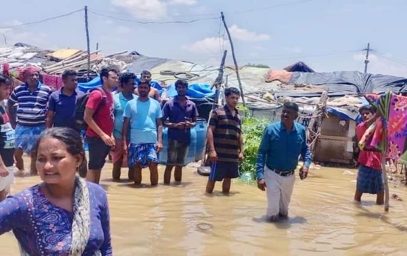 SNidiyanga's tweet photo. #CITU Comrades visiting the flood hit slums in Bangalore
#IMFK #BangaloreRains #bangalorefloods https://t.co/kcsq2SGBDn