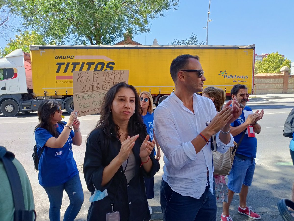 PODEMOSUsera's tweet photo. Hemos acompañado a  @podemosmad y a @SuperRoStar y a @litzirj en la concentración de las trabajadoras de los centros de atención a la Infancia que llevan ya 60 días de huelga.
@madrid expulsa a los fondos buitres de lo social.

Apoyamos a @HuelgaGrupo5. https://t.co/jgc8t48qII