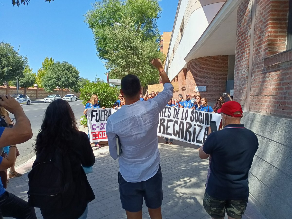 PODEMOSUsera's tweet photo. Hemos acompañado a  @podemosmad y a @SuperRoStar y a @litzirj en la concentración de las trabajadoras de los centros de atención a la Infancia que llevan ya 60 días de huelga.
@madrid expulsa a los fondos buitres de lo social.

Apoyamos a @HuelgaGrupo5. https://t.co/jgc8t48qII
