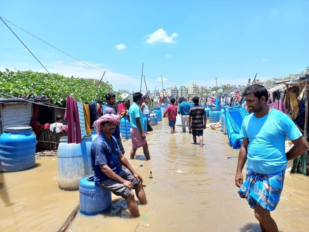 SNidiyanga's tweet photo. #CITU Comrades visiting the flood hit slums in Bangalore
#IMFK #BangaloreRains #bangalorefloods https://t.co/kcsq2SGBDn