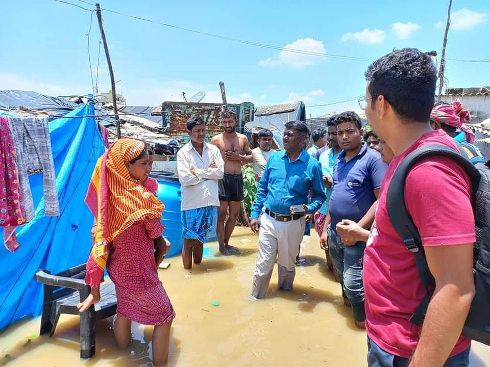 SNidiyanga's tweet photo. #CITU Comrades visiting the flood hit slums in Bangalore
#IMFK #BangaloreRains #bangalorefloods https://t.co/kcsq2SGBDn