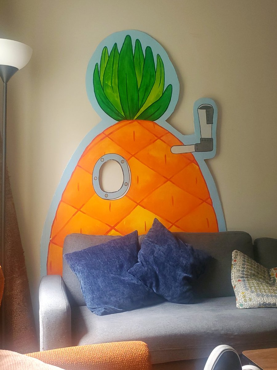 WilmerWasHere's tweet photo. When you have no place to stick a giant pineapple, so you just slide it behind the couch 😅 this WILL see the light of day, one day, dammit! #ThePerformanceThatNeverHappened #AreYouReadyKids #AyAyCaptain! #WhoLivesInAPineappleUnderTheSea #SpongebobSquarepants! https://t.co/djgsmGe7jf
