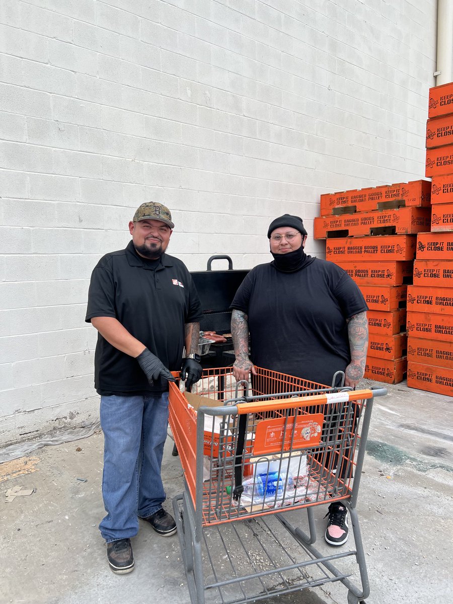 Maritza70127474's tweet photo. 6540 cooking team! Thank you for all your help ! ⁦@draku0927⁩ ⁦@SendejoRoy⁩ ⁦@ray_sendejo⁩ https://t.co/pqlooZ6ALL