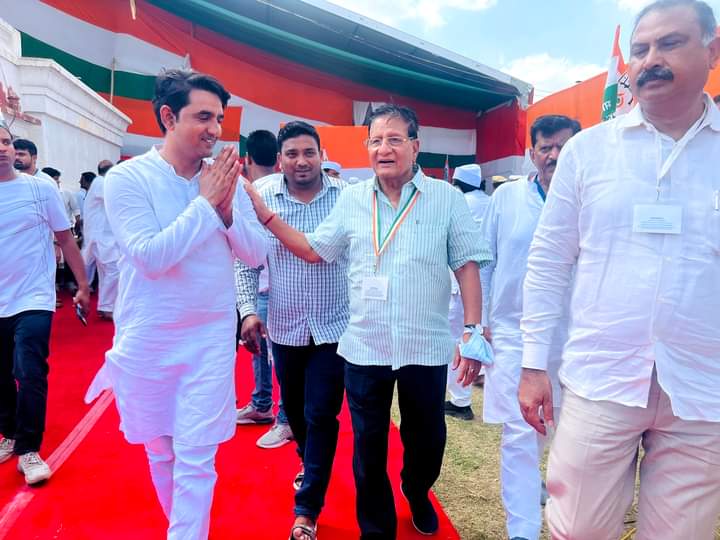 pavanmeenainc's tweet photo. सोई हुई सरकार को आज जगाना है,
बढ़ती महंगाई के खिलाफ परचम लहराना है।

श्री @ShantiDhariwalk जी नगरीय विकास मंत्री राजस्थान सरकार के साथ रामलीला मैदान दिल्ली पर 
#महंगाई_पर_हल्ला_बोल_रैली में साथ शिरकत की ।
  
फॉलो Me @pavanmeenainc
#RahulNa8Vachan https://t.co/sfdc5j72Vp