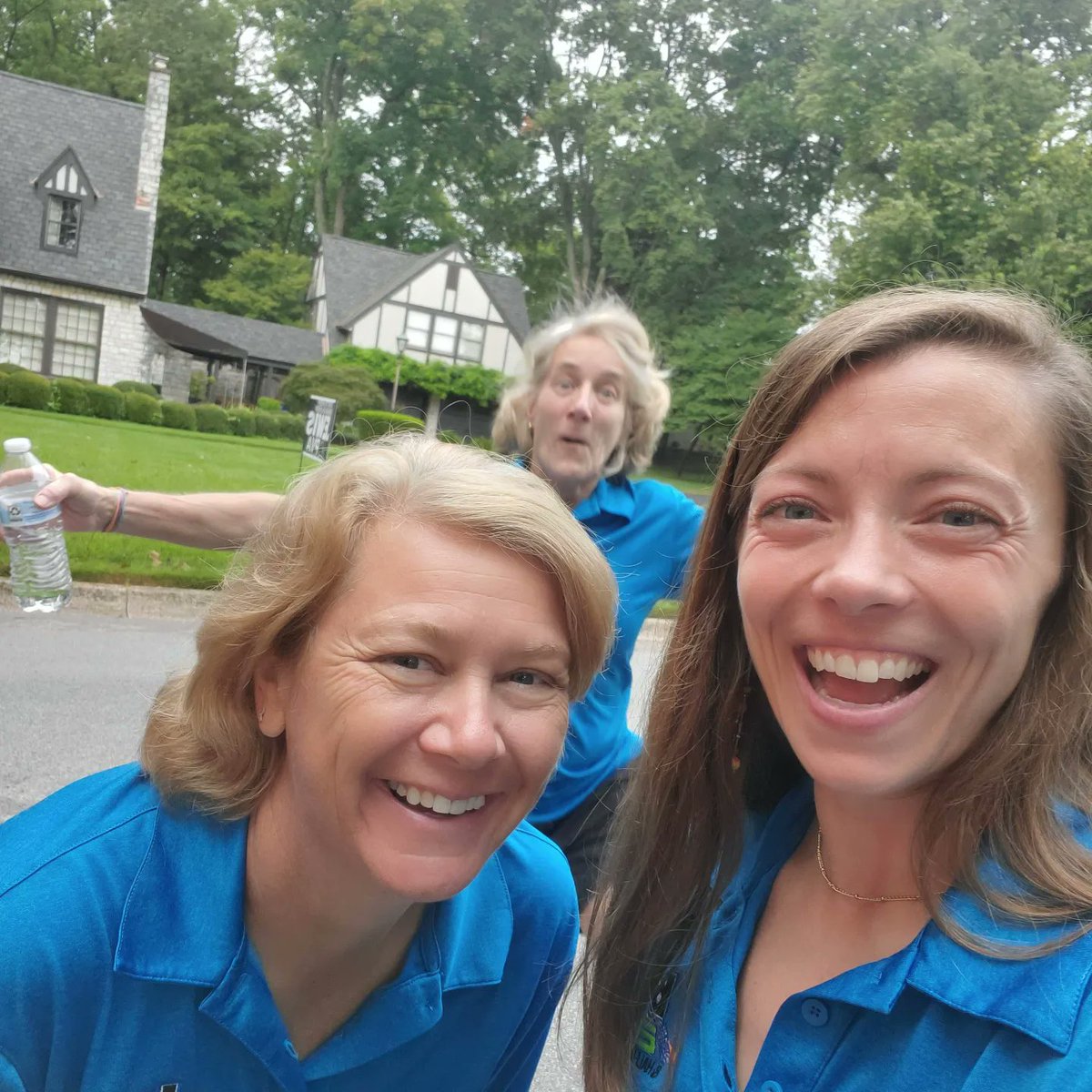 Bg262's tweet photo. Some of us were RUNNIN, some of us were WORKIN, all of us are HUSTLIN. Your bg262 committee doing what we love 🧡
#bg262 #runforacause #bgky #runlocal #localmatters #runningcommunity #raceseries #Volunteer #makeadifference #runforsight #communitysupport #msawareness https://t.co/cT7WplvY9y