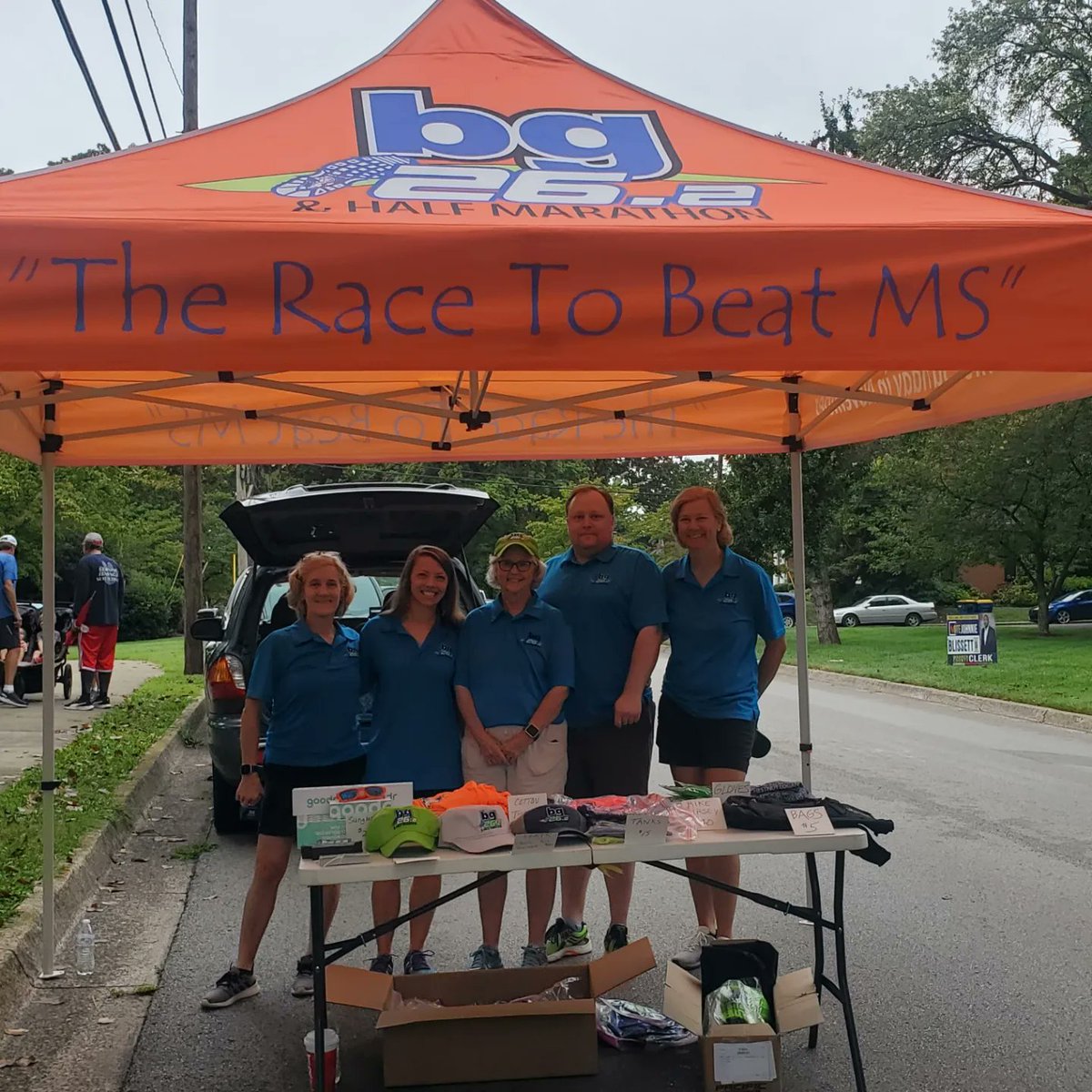 Bg262's tweet photo. Some of us were RUNNIN, some of us were WORKIN, all of us are HUSTLIN. Your bg262 committee doing what we love 🧡
#bg262 #runforacause #bgky #runlocal #localmatters #runningcommunity #raceseries #Volunteer #makeadifference #runforsight #communitysupport #msawareness https://t.co/cT7WplvY9y