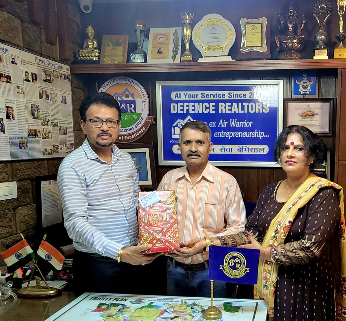 DefenceRealtors's tweet photo. #सबका_सपनाi
#ट्राइसिटी_मे_एक_घर_हो_अपना ii
डिफेंस रियलेटर ग्रुप की तरफ से #श्रीमती_आभा_साहू एवं #मास्टर_वारंट_ऑफीसर_अबोध_कुमार_साहू जी को जीरकपुर में 3BHK फ्लैट की रजिस्ट्री एवं पोजेशन आज दिया।
#राकेश_शर्मा
मैनेजिंग डायरेक्टर
#डिफेंस_रियलेटर_ग्रुप।
9216 242526
#Defencegroup https://t.co/7E8CPXOl3G