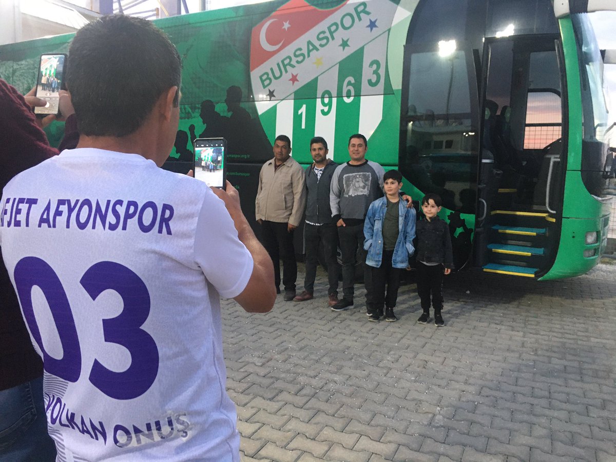 VolkanTezcan16's tweet photo. Aslında bu fotoğraf her şeyi anlatıyor 😞 #Bursaspor https://t.co/N9LAyKuMWR