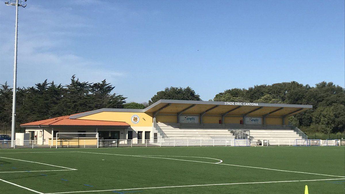 FonsiLoaiza's tweet photo. Eric Cantona no verá el Mundial de Qatar como protesta por la muerte de 7.000 obreros en la construcción de los estadios. Él da nombre a este estadio en Argelès-sur-Mer. Fue un campo de concentración en el que estuvieron internados sus abuelos catalanes republicanos en el exilio. https://t.co/hBJsuLlple