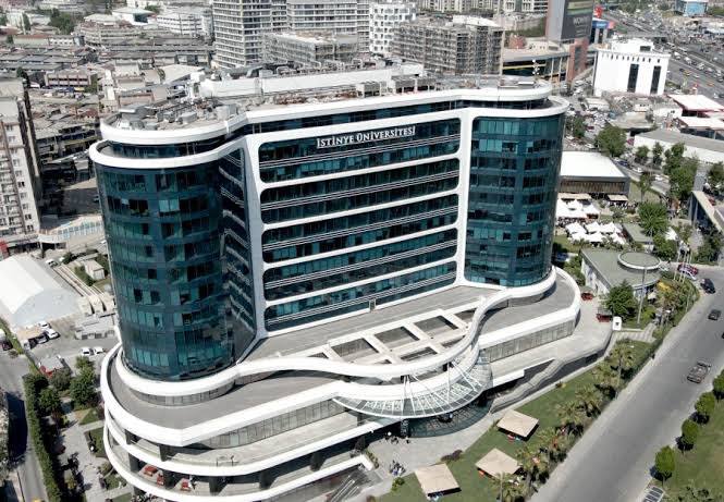 ogrncifaaliyeti's tweet photo. 🔴İstanbul’da bulunan İstinye Üniversitesi, eğitim ücretini bu yıl ikiye katladı. 
20 bin TL’lik yıllık ücret önümüzdeki yıl için 40 bin TL olarak belirlendi. Zammın geri çekilmesini isteyen sıra arkadaşlarımızın sesini yükseltiyoruz:

Müşteri değil öğrenciyiz!
#İsüZammıGeriÇek https://t.co/DARSaI7KM6