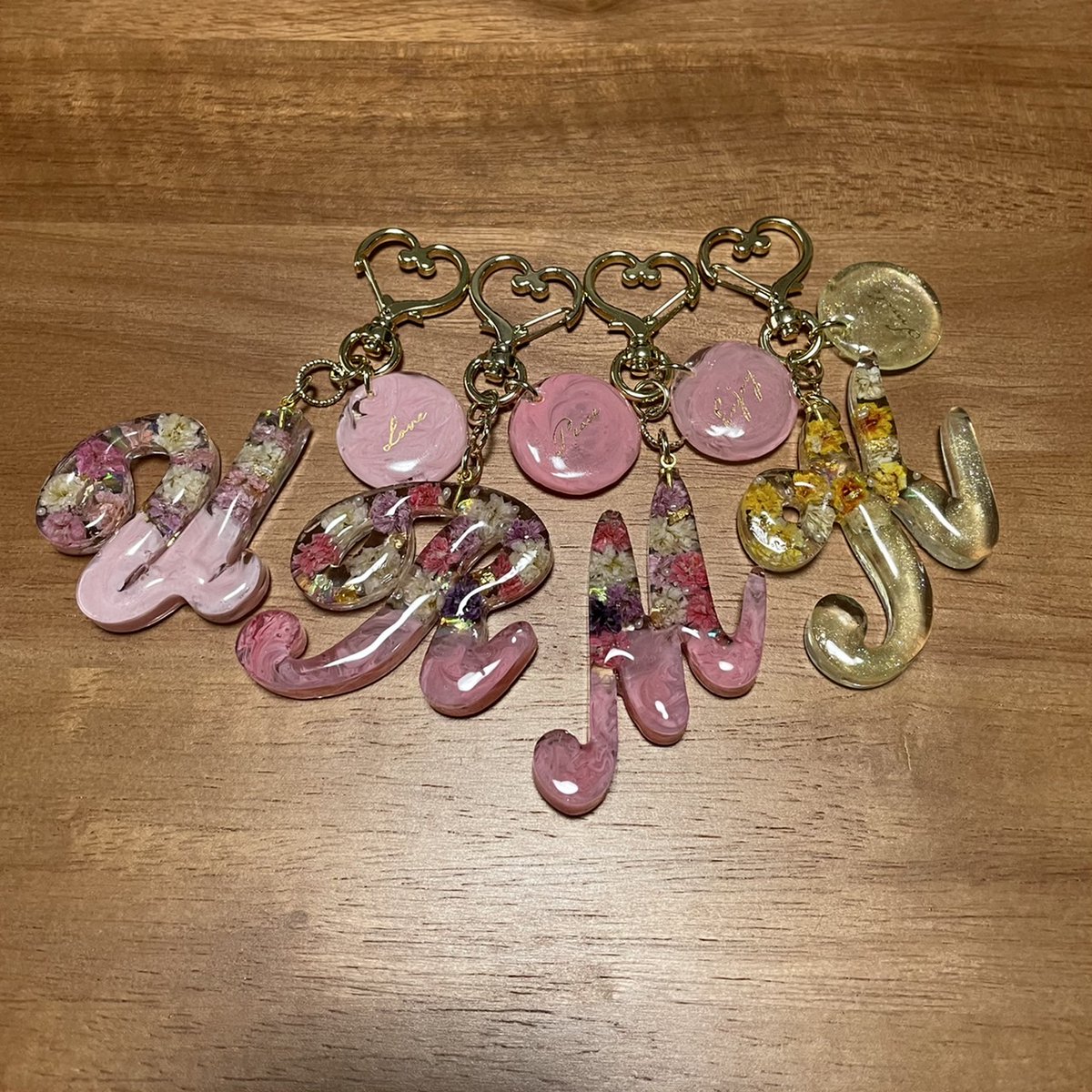 aiamfactory's tweet photo. 久しぶりのイニシャルチャーム
やっぱり可愛い(๑♡∀♡๑)
 #ハンドメイド
 #レジン
 #イニシャルチャーム https://t.co/6fYtSMXg9h