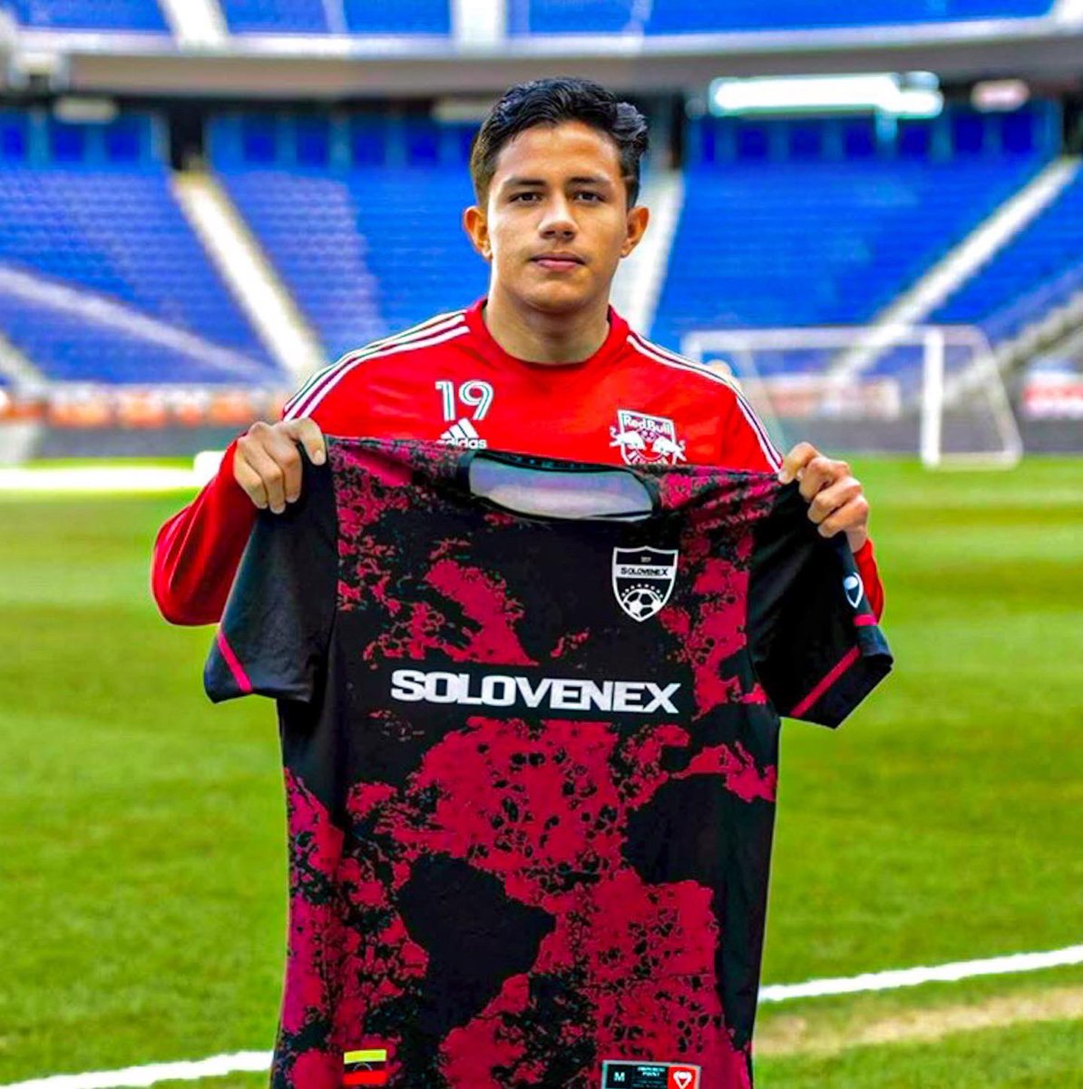 🏙 ¡Nuestra ‘𝙢𝙚𝙧𝙘𝙝’ llegó a NY!

.<a href="/Wikicarmona/">Wikelman Carmona</a>, jugador del @wikiNewYorkRedBulls, también lució nuestros colores, desde el Red Bull Arena. ¡𝑪𝒖𝒂𝒏𝒕𝒂 𝒄𝒍𝒂𝒔𝒆, 𝑾𝒊𝒌𝒊! ✨ 

• ¡Embajador del 𝐏𝐨𝐝𝐞𝐫 𝐕𝐢𝐧𝐨𝐭𝐢𝐧𝐭𝐨! 🇻🇪

~ #𝗠𝗲𝗿𝗰𝗵𝗦𝗼𝗹𝗼𝗩𝗲𝗻𝗲𝘅 | <a href="/RBNY_es/">RBNY Español</a>
