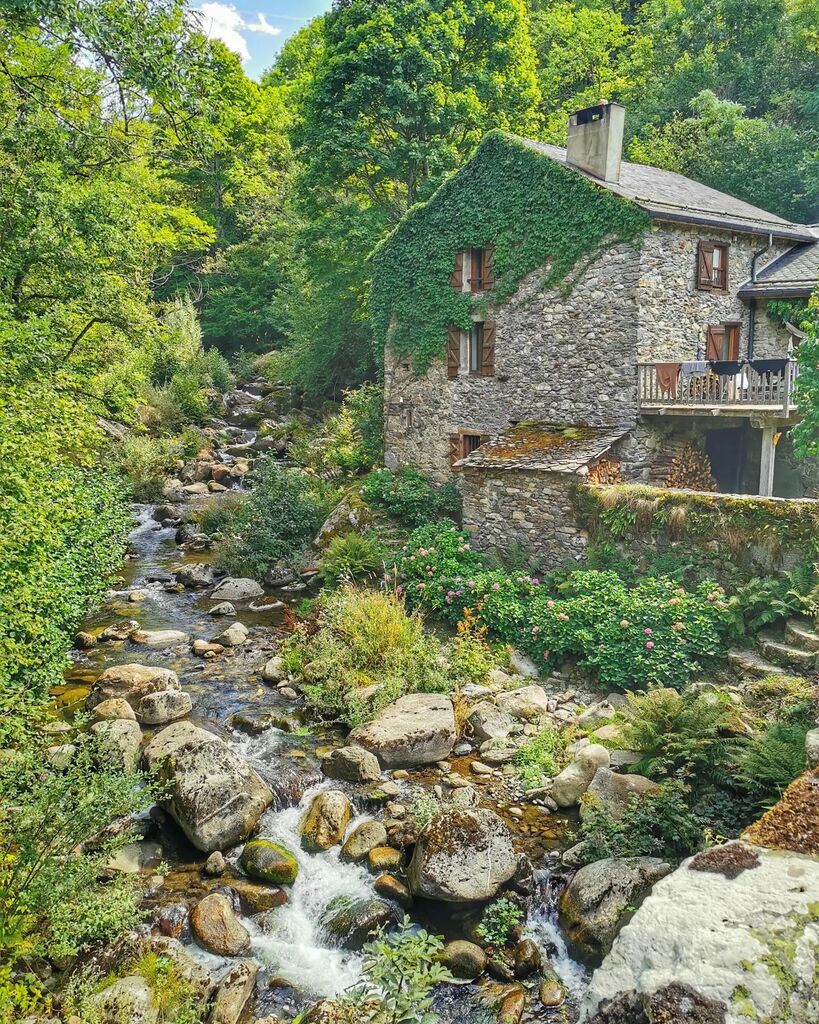 nadasto's tweet photo. La petite grande maison au bord de l'eau à la montagne que je veux. Mais j'hésite avec une petite grande maison avec view panoramique. 🤔
#ariegementbeau #ariege #pyrenees #occitanie #dreams #naturephotography #naturelovers #mountainphotography #sobea… https://t.co/1yxrPGfC6N https://t.co/TWi8hhiuni