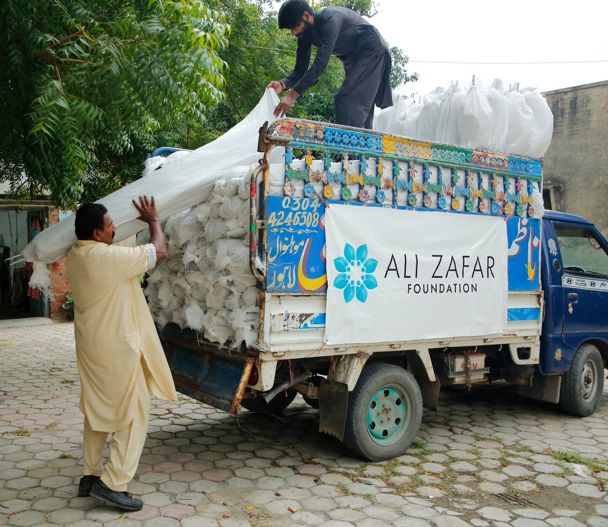 AliZFoundation's tweet photo. Today, AZF's very first batch of waterproof, anti-rot tents and flooring sheets made their way to our partners at @LahoreUhe where they will be added to relief items bound for Sindh. #PakistanFloods2022 #HelpPakistan 
Help us by donating today:
https://t.co/W0snSRmlbL https://t.co/Dslrn4PU46