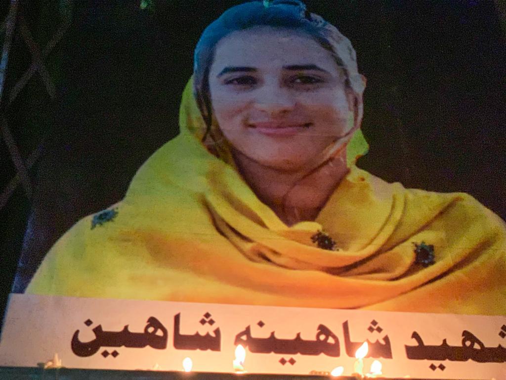 ZaraShaheen_'s tweet photo. An artist never dies. You are immortal Shahina. The thing which aches our hearts is we will never see you again, will never hear you again and the hardest thing is we will never be able to see any new art and literary work coming from you.
#justiceforshahinashahin https://t.co/JfrCBk6cmH