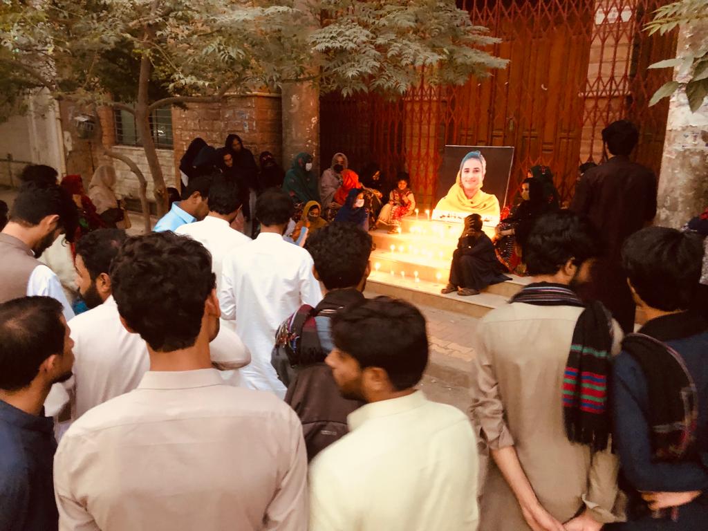 ZaraShaheen_'s tweet photo. An artist never dies. You are immortal Shahina. The thing which aches our hearts is we will never see you again, will never hear you again and the hardest thing is we will never be able to see any new art and literary work coming from you.
#justiceforshahinashahin https://t.co/JfrCBk6cmH
