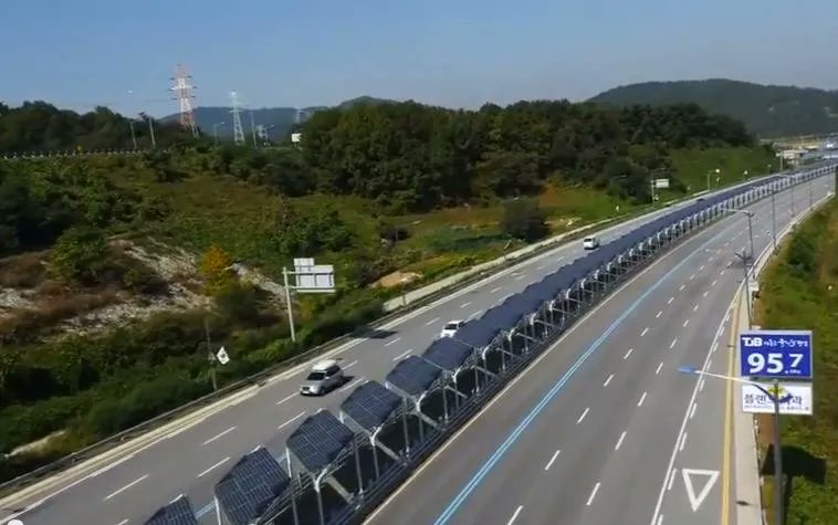 ClicksandTips's tweet photo. #SouthKorean solar powered #bike lane whizzes cyclists along a six lane motorway

Imagine if kanata and Ottawa had such a lane or Montreal to Laval.

Would you take 🚴 to work instead of 🚗 ? https://t.co/QD9W7Do05A