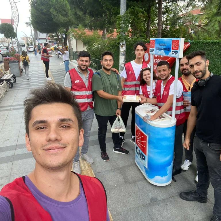 Chptekirdaggenc's tweet photo. Öğrenci ve Genç arkadaşlarımızın yoğun olduğu bölgelerde stand çalışması yaptık. 
Genel Başkanımız Kemal Kılıçdaroğlu’nun gençlere vaatlerini anlattık.
Gençlerimiz Cumhuriyet Halk Partisi iktidarını bekliyor.
#GeliyorGelmekteOlan https://t.co/IGAsGkqZ8z