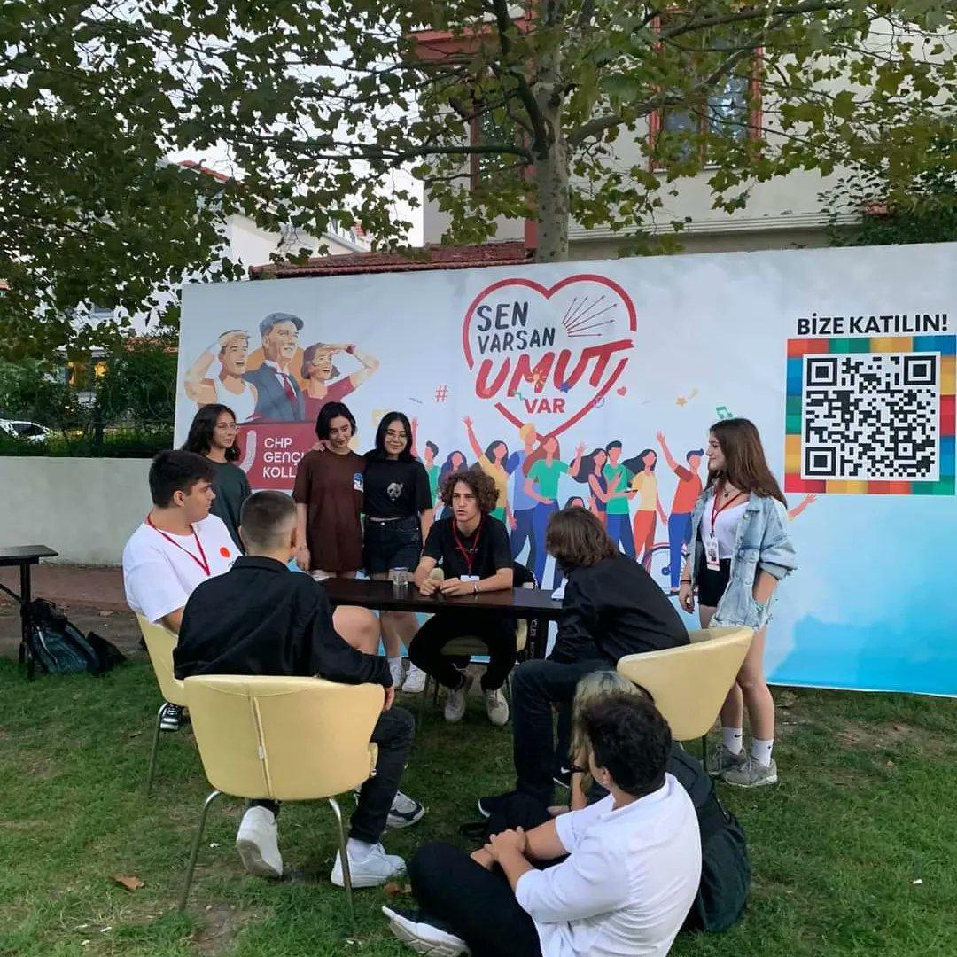Chptekirdaggenc's tweet photo. Öğrenci ve Genç arkadaşlarımızın yoğun olduğu bölgelerde stand çalışması yaptık. 
Genel Başkanımız Kemal Kılıçdaroğlu’nun gençlere vaatlerini anlattık.
Gençlerimiz Cumhuriyet Halk Partisi iktidarını bekliyor.
#GeliyorGelmekteOlan https://t.co/IGAsGkqZ8z