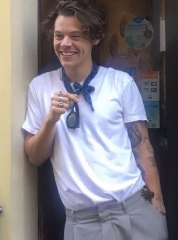 ithinklouisknow's tweet photo. harry styles en italia siempre ha sido un buen motivo para levantarse todos los días https://t.co/suLfJ5Urvb