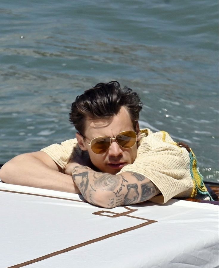 ithinklouisknow's tweet photo. harry styles en italia siempre ha sido un buen motivo para levantarse todos los días https://t.co/suLfJ5Urvb