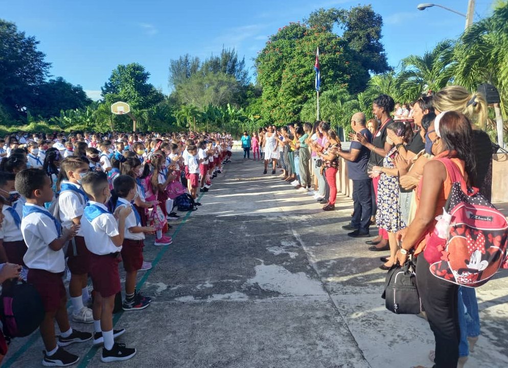 #CubaEsAmor 🇨🇺 
Hoy los estudiantes de la escuela primaria "Mártires del Corynthia" se encontraron con la sorpresa de algunas de sus aulas dotadas con nuevo mobiliario, donados por el <a href="/FinlayInstituto/">Instituto Finlay de Vacunas</a>. Estos muebles escolares llegaron a la institución provenientes de ONG #CubaSi