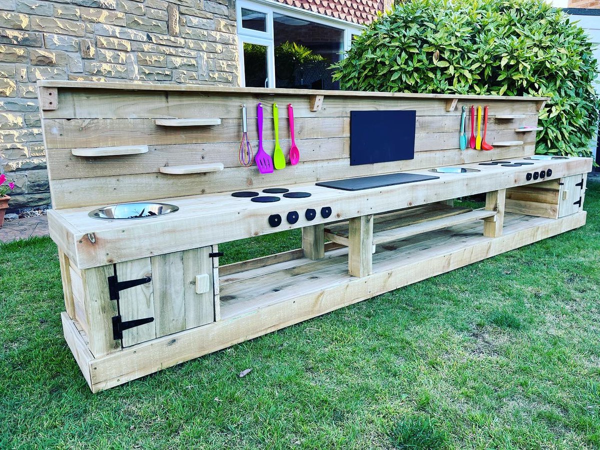 milliesmudkitch's tweet photo. The biggest Mud Kitchen I have made, delivered to Wigginton School today, in time for everyone returning tomorrow. 

This 3.3m Mega Kitchen, along with a 1.5m Work Bench and 1.5m Triple Washing up bowl Bench, is to form an outdoor cafe roll play area.

#mudkitchens #outdoors https://t.co/okXpRR26H0