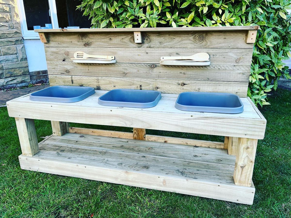milliesmudkitch's tweet photo. The biggest Mud Kitchen I have made, delivered to Wigginton School today, in time for everyone returning tomorrow. 

This 3.3m Mega Kitchen, along with a 1.5m Work Bench and 1.5m Triple Washing up bowl Bench, is to form an outdoor cafe roll play area.

#mudkitchens #outdoors https://t.co/okXpRR26H0