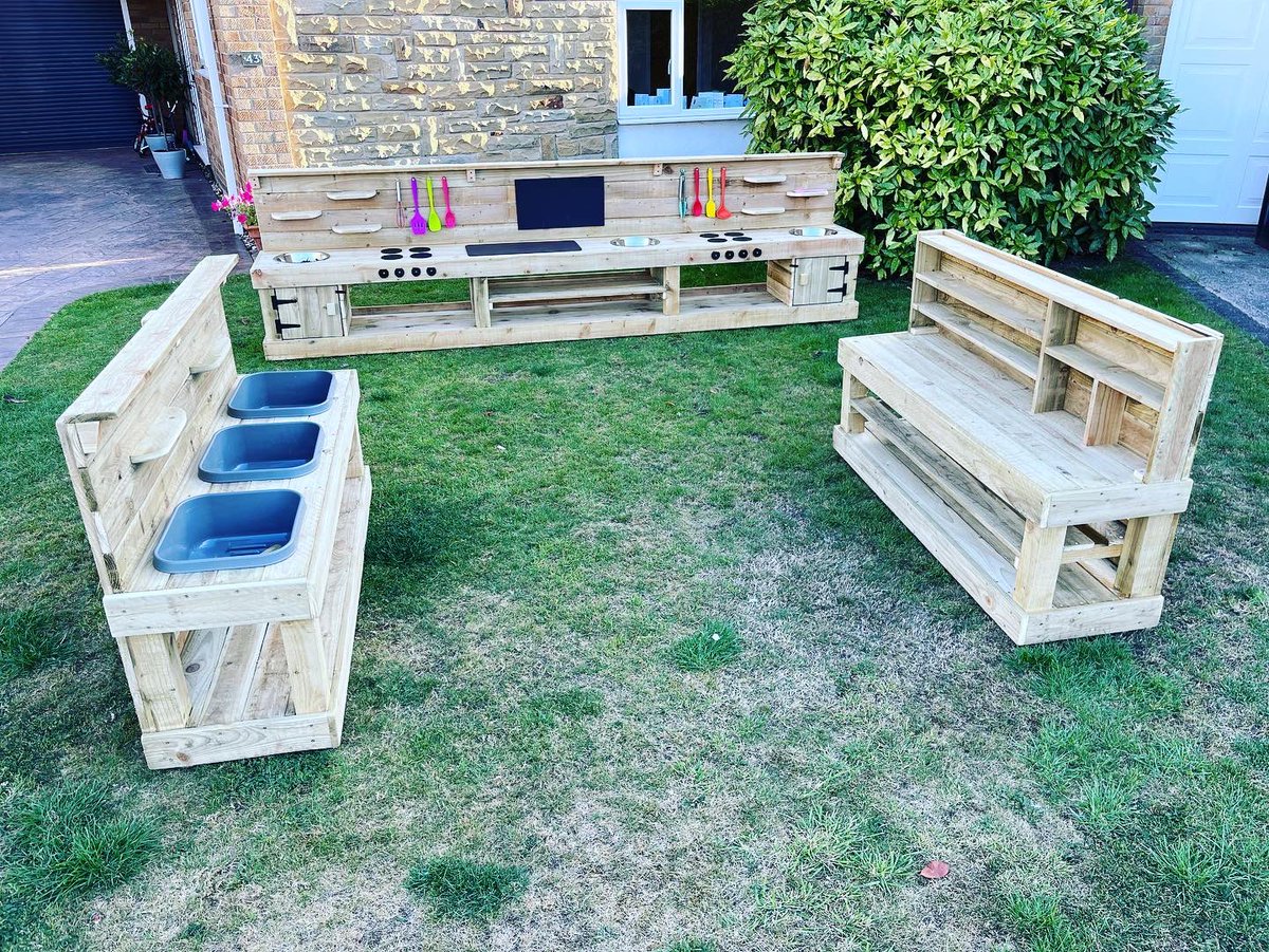 milliesmudkitch's tweet photo. The biggest Mud Kitchen I have made, delivered to Wigginton School today, in time for everyone returning tomorrow. 

This 3.3m Mega Kitchen, along with a 1.5m Work Bench and 1.5m Triple Washing up bowl Bench, is to form an outdoor cafe roll play area.

#mudkitchens #outdoors https://t.co/okXpRR26H0