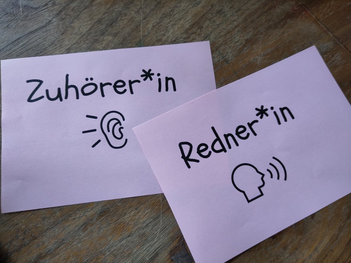 eBildungslabor's tweet photo. 'Mag-Ich'-Methode: Teilnehmende erhalten per Zufall eine Redner*in oder Zuhörer*in-Karte. Zu einer Frage bewegen sich alle durch den Raum, Redner*innen halten ihre Karte hoch, Zuhörer*innen sammeln sich um sie und hören ihnen 2 Min zu. Danach Kartentausch und neue Gruppenbildung. https://t.co/2eppfoqGMu
