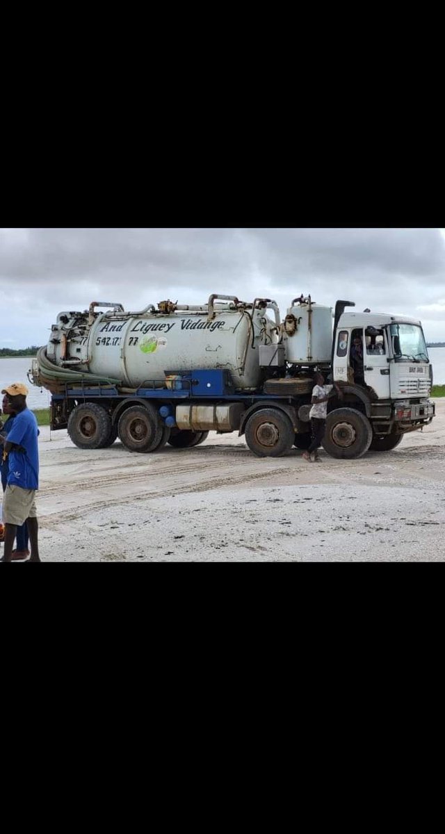 MansourdiopGay1's tweet photo. Alerte. Voici le spectacle qu'on a . Deservement des eaux usées dans le lac rose en sus des eaux des zones inondées. Pour soulager ses zones et nous déranger Ce lac qui produit du sel consommé au Sénégal et un peu partout dans la sous région. Stop 🛑
#rt_apprecié @MULHPSenegal https://t.co/ZtTk77JIhP