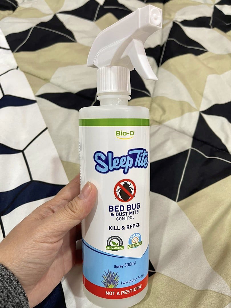 mwddaah's tweet photo. Haritu masa tidur kat Airbnb badan i rasa gatal gila. Maybe sebab owner dah lama tak bersihkan katil sampaikan ada banyak bed bugs. Kawan i selalu bawak spray ni pegi hotel and recommend kat i beli jugak. Lepas spray hilang rasa gatal sumpah function https://t.co/5tkaKCUEMg