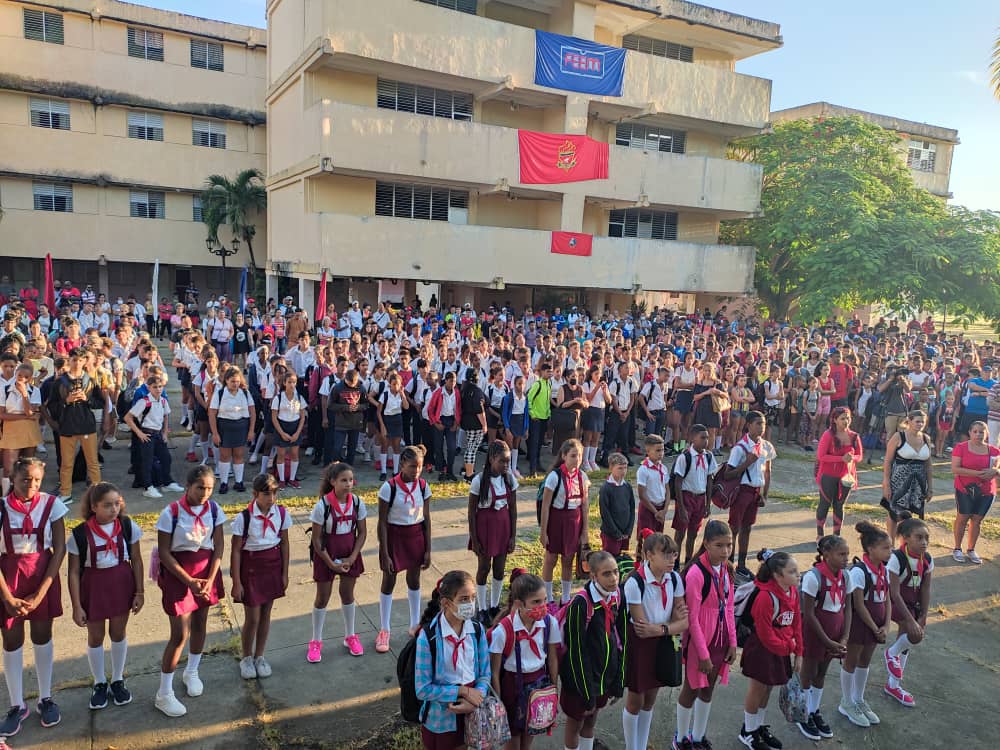 radiocmhw's tweet photo. Presiden lmáximas autoridades del @PartidoPCC  y el #Gobierno en #VillaClara acto de reinicio del #cursoescolar en la Escuela de Iniciación Deportiva (EIDE) Héctor Ruiz donde se retoman este lunes las actividades docentes y deportivas 🏆🥎 https://t.co/bof2YZn2OL