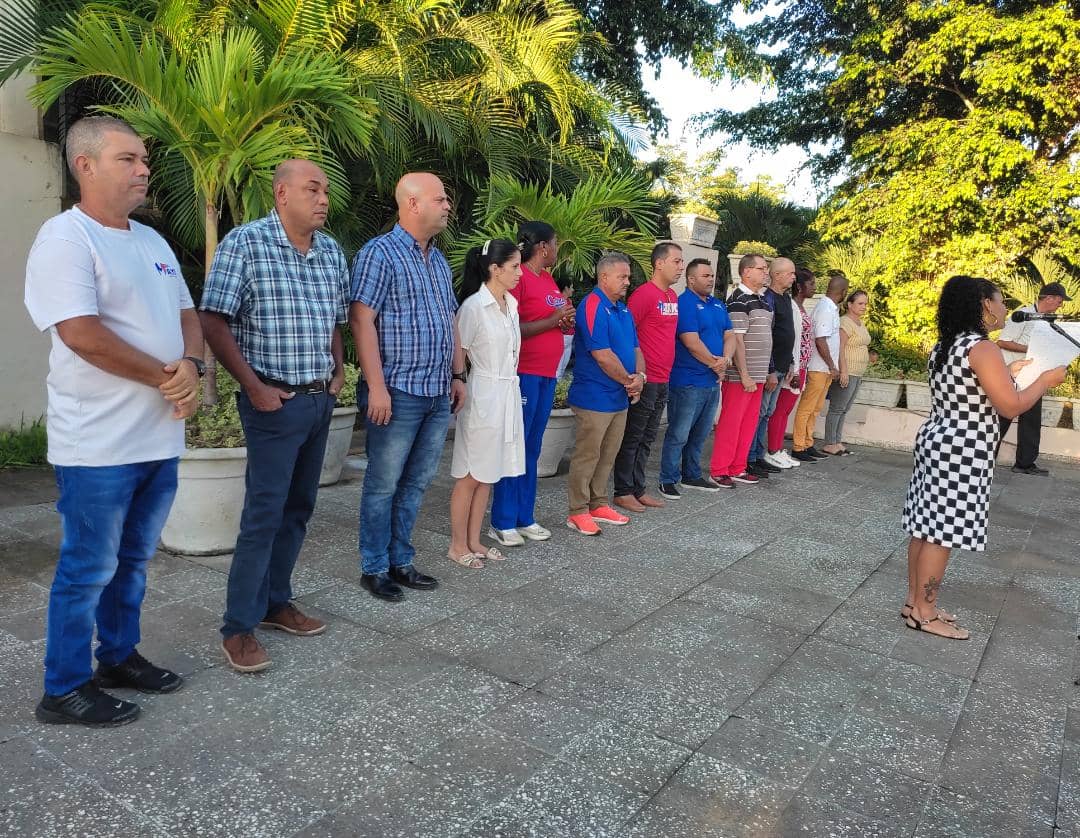 radiocmhw's tweet photo. Presiden lmáximas autoridades del @PartidoPCC  y el #Gobierno en #VillaClara acto de reinicio del #cursoescolar en la Escuela de Iniciación Deportiva (EIDE) Héctor Ruiz donde se retoman este lunes las actividades docentes y deportivas 🏆🥎 https://t.co/bof2YZn2OL