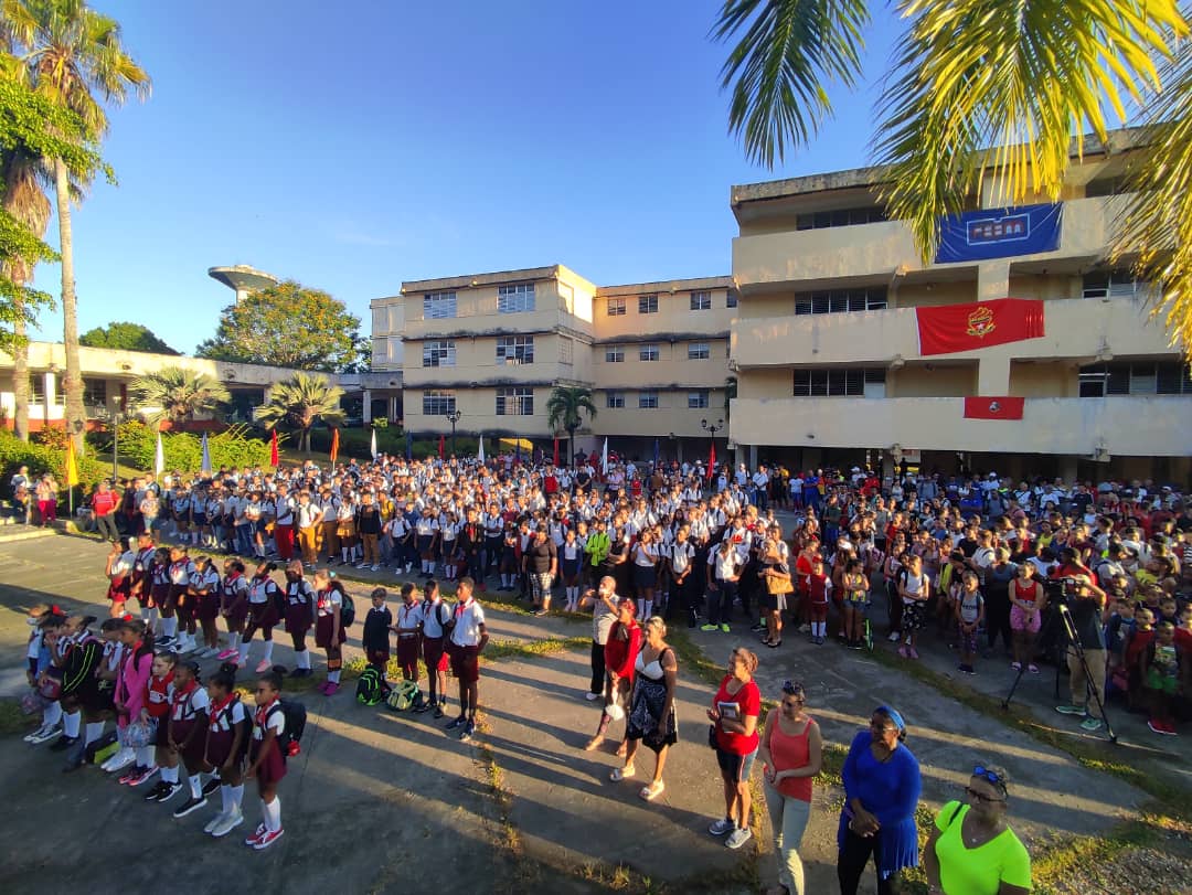 radiocmhw's tweet photo. Presiden lmáximas autoridades del @PartidoPCC  y el #Gobierno en #VillaClara acto de reinicio del #cursoescolar en la Escuela de Iniciación Deportiva (EIDE) Héctor Ruiz donde se retoman este lunes las actividades docentes y deportivas 🏆🥎 https://t.co/bof2YZn2OL