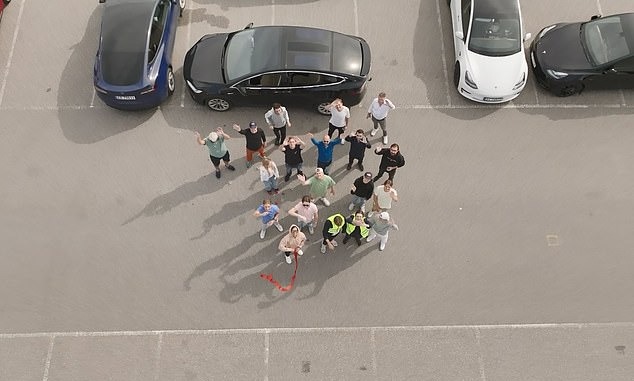 cabsoluit's tweet photo. Tesla owners go on a HUNGER STRIKE in Norway.
Tesla owners have gone on hunger strike in Norway in protest over multiple faults with their electric cars.

https://t.co/c4KDIxBpW1

#teslaingeniero @elonmusk #ElonMusk #Norway #ElectricCarGiveaway https://t.co/i9el8qZWYI