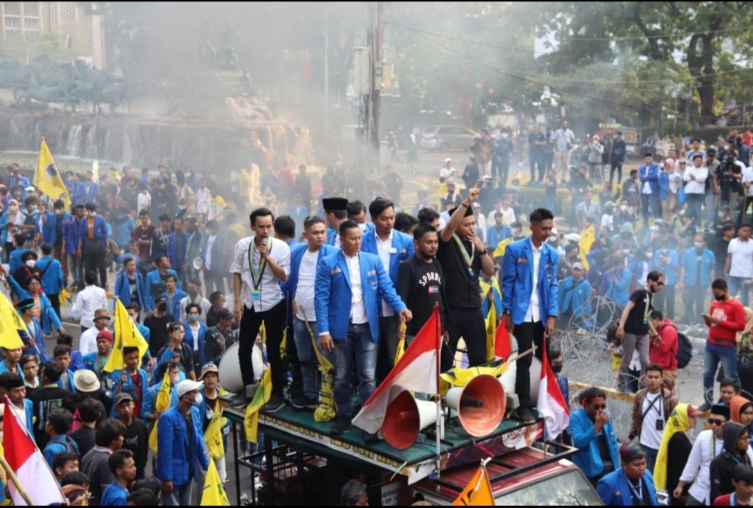 A_FauziFawaz's tweet photo. Pemerintah diminta mahasiwa untk kreatif mencari alternatif selain menaikan harga BBM hususnya pertalite dan bio solar. Bravoo Pergerakan Mahasiswa Indonesia ( PMII) pergerakan mahasiwa NU @pbpmiisedjati @parekraf_pbpmii https://t.co/xl9sPU0sUP