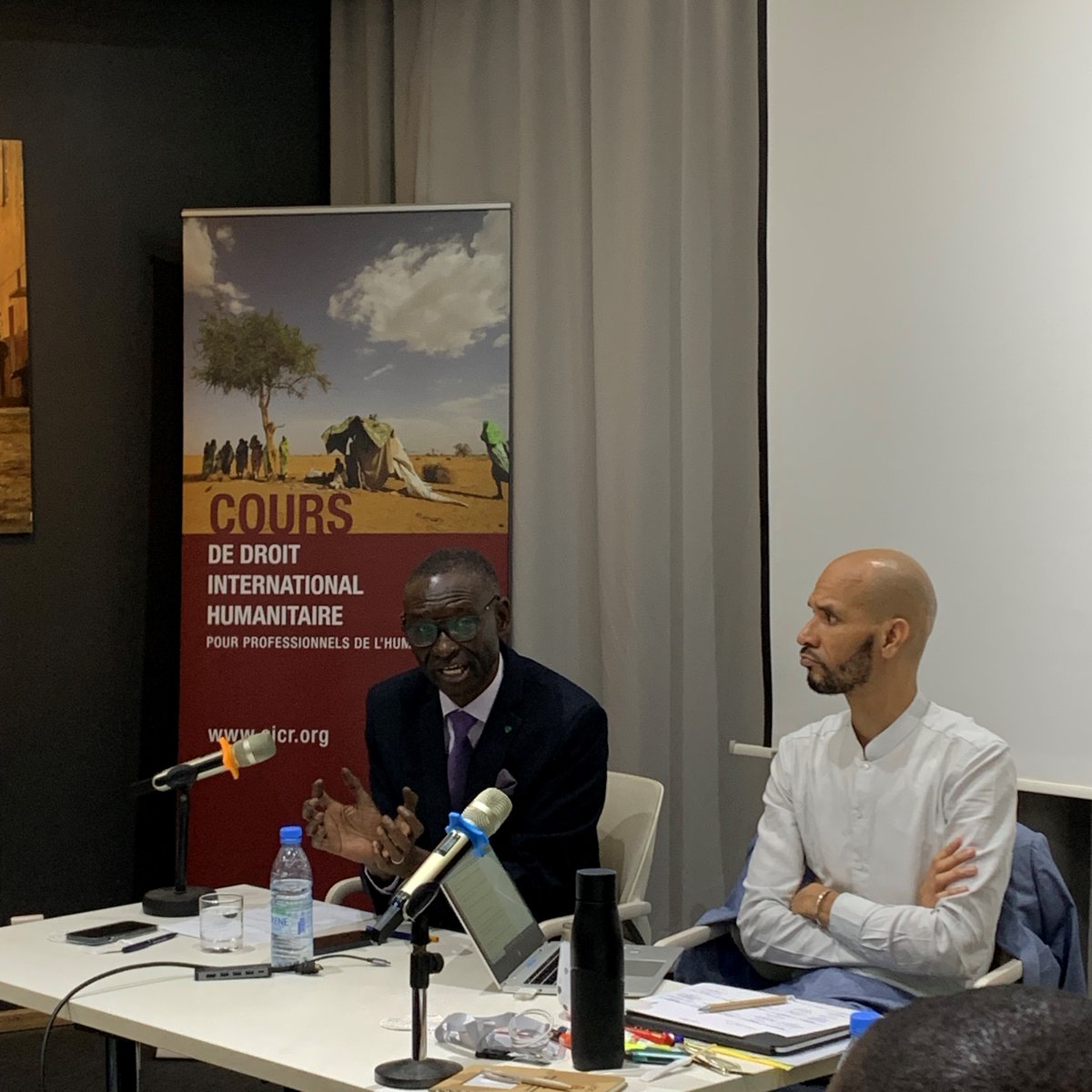 BarnabyFiona's tweet photo. 📢à l'instant!

"Les gens ne sentaient plus liée à leurs communautés imaginées"
👉🏾Lien avec #Sahel &amp; #DIH?

Colonel (R) Babacar Diouf explique que cela peut générer:
✅l'exclusion 
✅la frustration
✅l'aliénation

🧨🔥catalysant ainsi🧨🔥

👉🏾la repression
👉🏾les conflits armés https://t.co/Wg0OBNwYmI