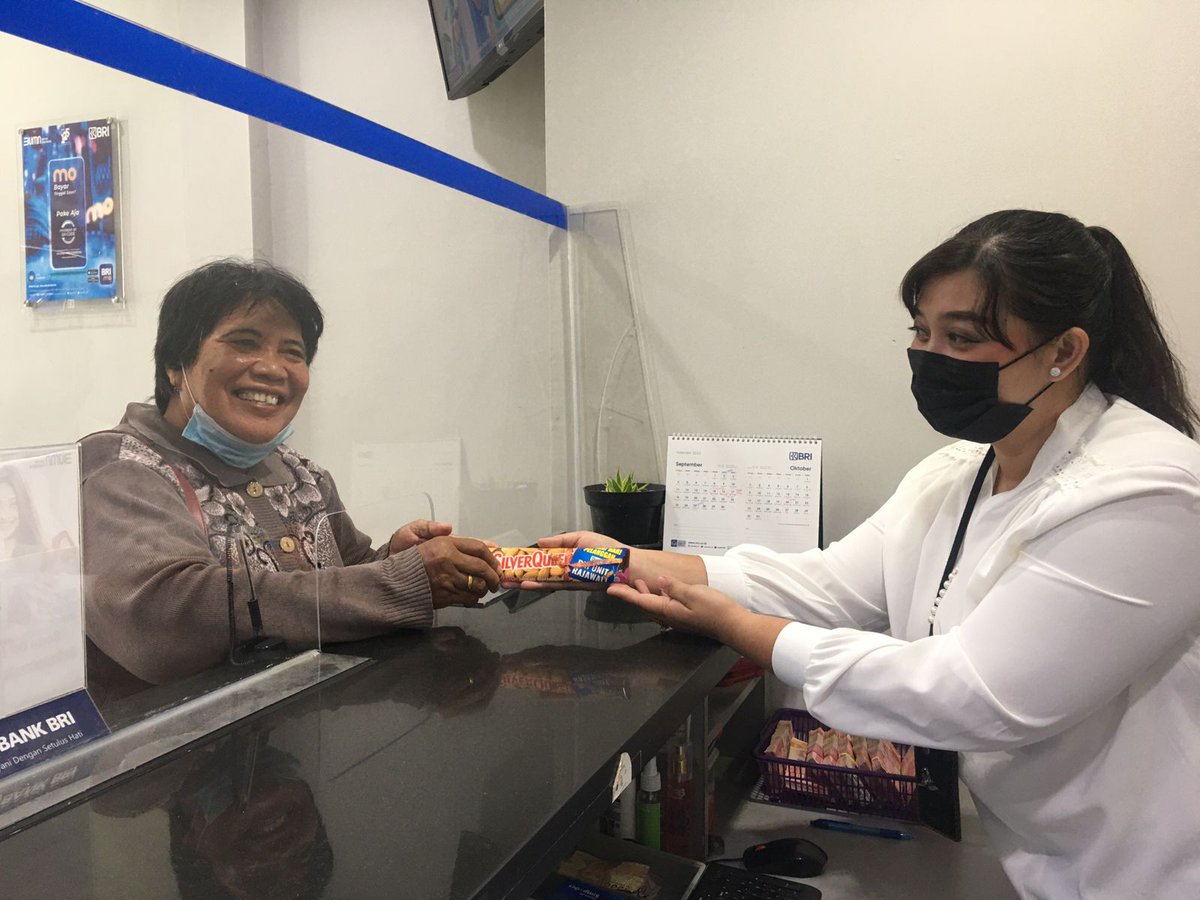 TYulhijrah's tweet photo. Senyum pelanggan jadi prioritas kami dalam melayani,selamat hari pelanggan untuk semua nasabah BRI tercinta #HPNBRI2022 #HPNBUMN2022 #ROBRIBANJARMASIN #BRIbeKind https://t.co/ripX42YntZ