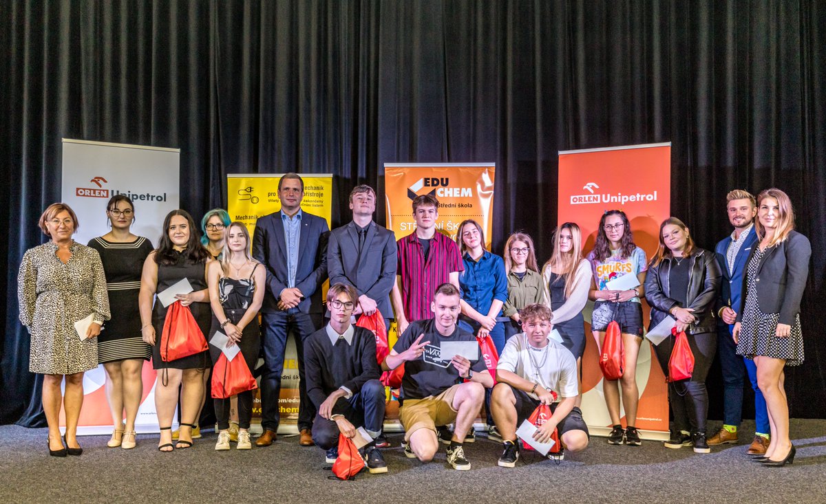 ORLENUnipetrol's tweet photo. Školní rok 2022/2023 na Střední škole #Educhem je úspěšně zahájen! 🏫 Již tradičně jsme na začátku školního roku rozdělili prospěchová stipendia. Letos obdrželo 17 nadaných studentů oboru Aplikovaná chemie motivační stipendia v celkové výši 262 tisíc korun. 💸
#vzdelavani #chemie https://t.co/pkAGpCuivY