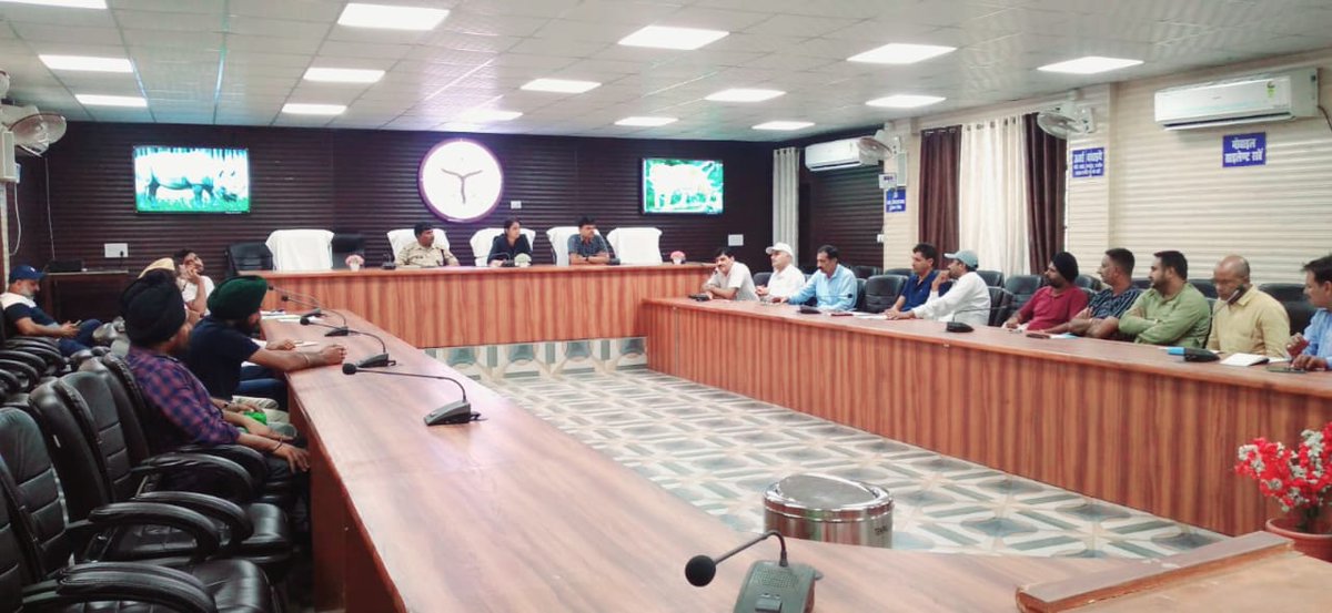 आज दिनांक 5 सितंबर 2022 को क्षेत्राधिकारी पलिया, यूनिट हेड बजाज हिंदुस्तान शुगर लिमिटेड पलिया तथा गन्ना परिक्षेत्र पलिया के अग्रणी किसानों के साथ गन्ना मूल्य भुगतान को लेकर बैठक आयोजित की गई। @dmkheri <a href="/MBSIAS2011UP/">Mahendra Bahadur Singh IAS</a> <a href="/kheripolice/">KHERI POLICE</a>