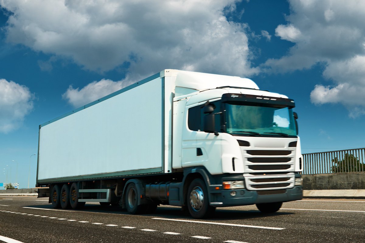 New report alert! Our brand new analysis focuses on how to decarbonise heavy-duty road freight in Europe. Read the full report here: itf-oecd.org/decarbonising-…. Here's a short summary: 🧵