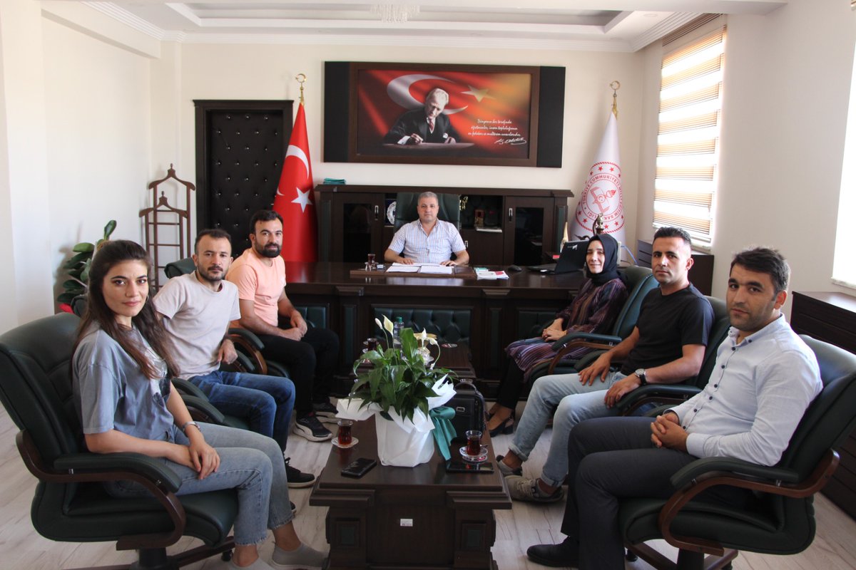 Guclukonak_mem's tweet photo. İdil'den Müdürümüz Şerif SEVİNÇ'in akrabaları Usta Öğretici Kumri GEZER, Sınıf Öğretmeni Mehmet Şirin GEZER, Sınıf Öğretmeni Abdulaziz GEZER ,Güçlükonak İlçe Halk Kütüphane Yöneticisi Ali MATYAR ve Güzellik Uzmanı Dilek GEZER  ziyarette bulundular.
@tc_guclukonak 
@sevinc_4172 https://t.co/IRGC6iS4oa